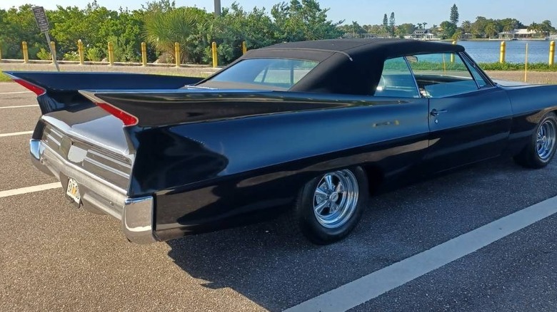 Individuelles Detailbild der hinteren Heckflosse des Pontiac Grand Prix von 1967