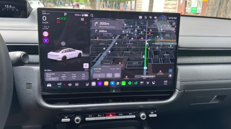 Ein Foto des Pleos Connect-Infotainment-Bildschirms und der Tastenreihe darunter