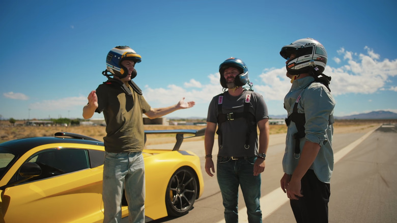 Screenshot von „The Grand Tour“ der Gastgeber vor einem Hennessy Venom F5.