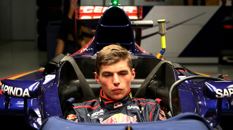 Max Verstappen aus den Niederlanden und Scuderia Toro Rosso nehmen an einer Sitzplatzanpassung vor dem Großen Preis von Japan in der Formel 1 auf dem Suzuka Circuit am 2. Oktober 2014 in Suzuka, Japan, teil.