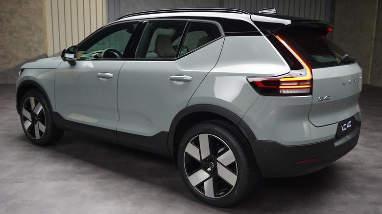 2028 Volvo XC40 3/4-Rückansicht