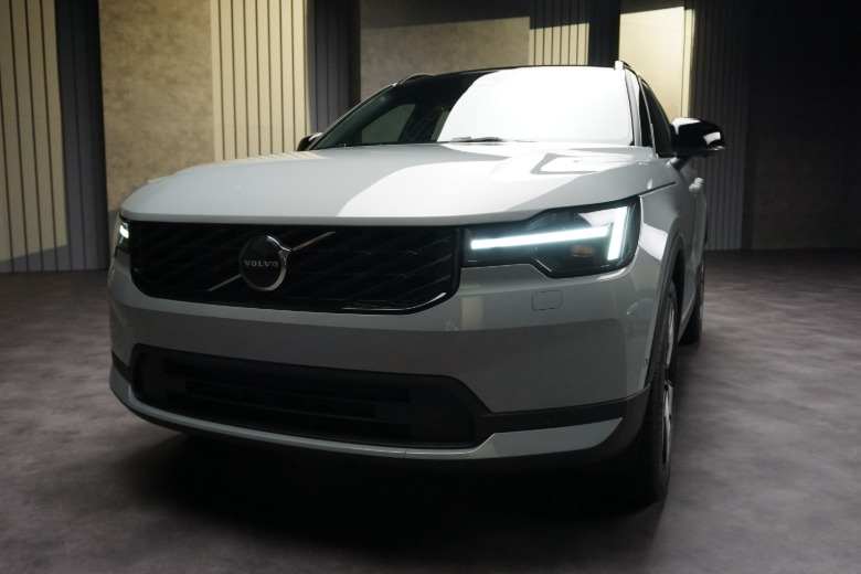 2028 Volvo XC40 Vorderansicht 3/4