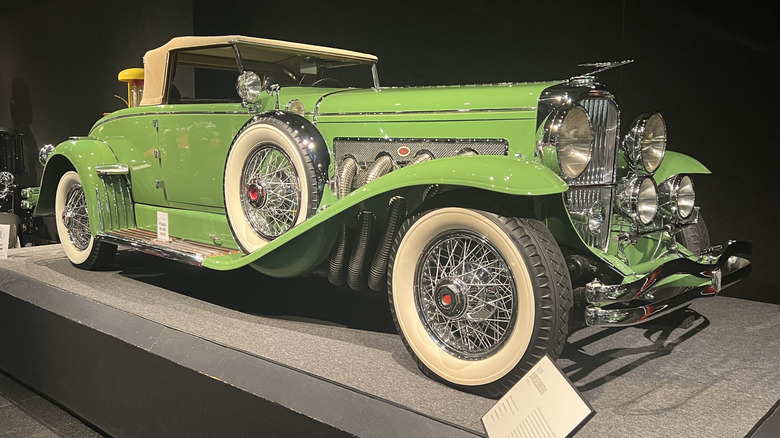 Ein lindgrünes Duesenberg Model J von 1929, ausgestellt im Blackhawk Museum in Kalifornien