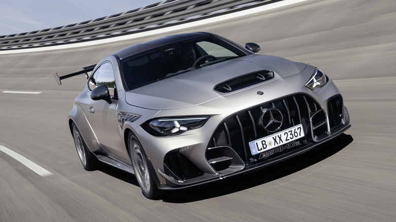 Frontpartie eines silbernen Mercedes-AMG CLE 646 Spezialanfertigung