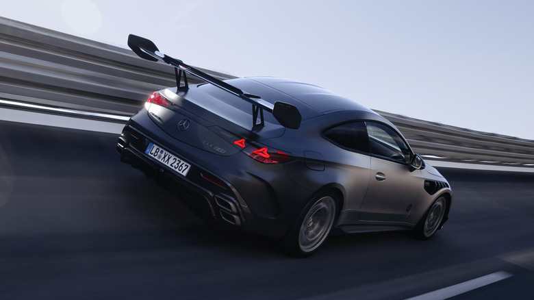 Hinten 3/4 Ansicht eines Mercedes-AMG CLE 646 Spezialanfertigung