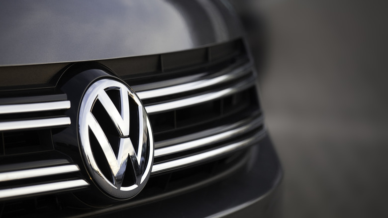 Eine Nahaufnahme eines Volkswagen-Fahrzeugabzeichens