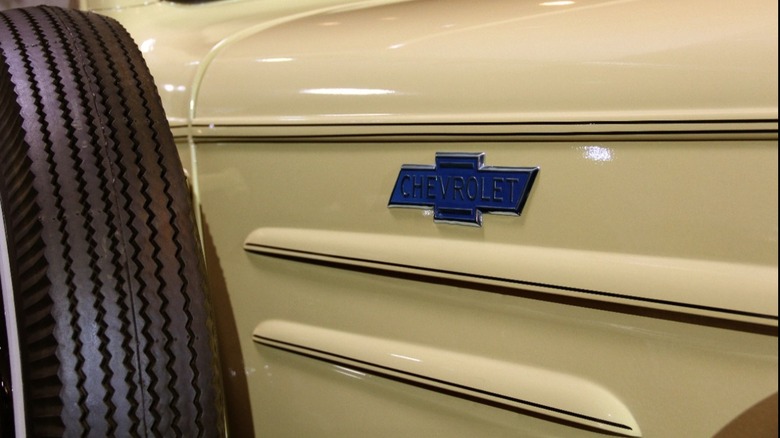 Nahaufnahme des Markenzeichens auf dem Chevrolet Suburban von 1936, ausgestellt in der GM Heritage Collection.