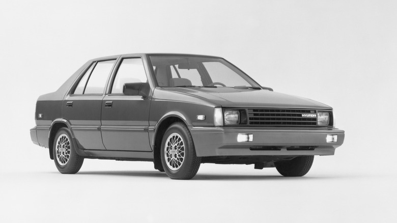 1986 Hyundai Excel Pressebild auf weißem Hintergrund