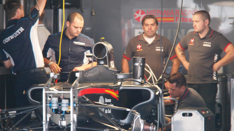 HRT-Ingenieure in ihrer Box im Jahr 2010.