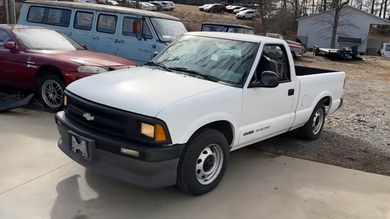 Vorne 3/4 des weißen Chevrolet S-10 Elektro-Elektro-Pickup-Trucks von 1997