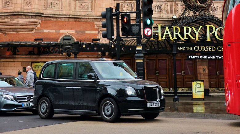 Ein LEVC TX im Jahr 2019 vor dem Palace Theatre in London, wo 