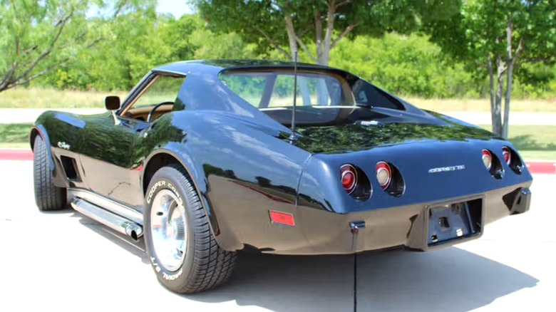 Ein hinteres linkes 3/4 einer Corvette 454 LS4 von 1974