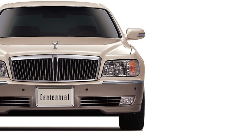 Ein ausgeschnittenes Bild mit Blick direkt auf die Vorderseite einer beige lackierten Hyundai Centennial-Limousine von 1999.