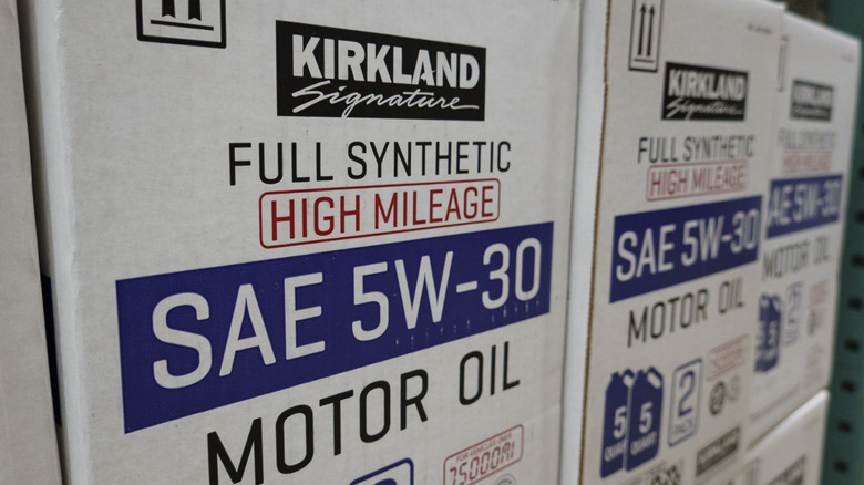 Am 11. März 2025 werden in einem Costco-Großhandelsgeschäft in San Diego, Kalifornien, Kisten vollsynthetisches Kirkland Signature-Motoröl gestapelt.
