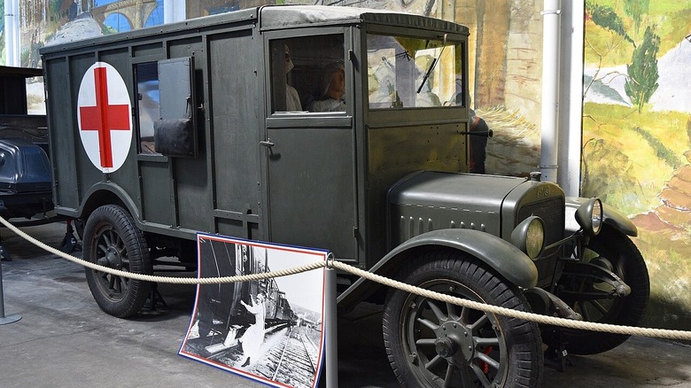Ein GMC Modell 16 WW1 Krankenwagen in einem Museum