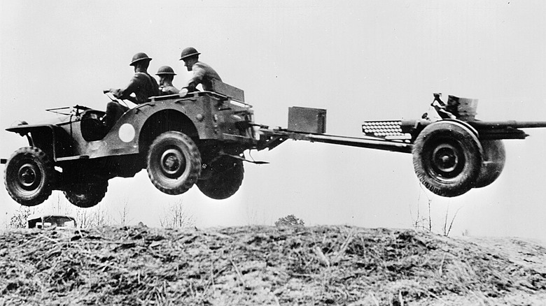 Eine Seitenansicht eines Bantam-Jeeps, der über einen Sprung fliegt