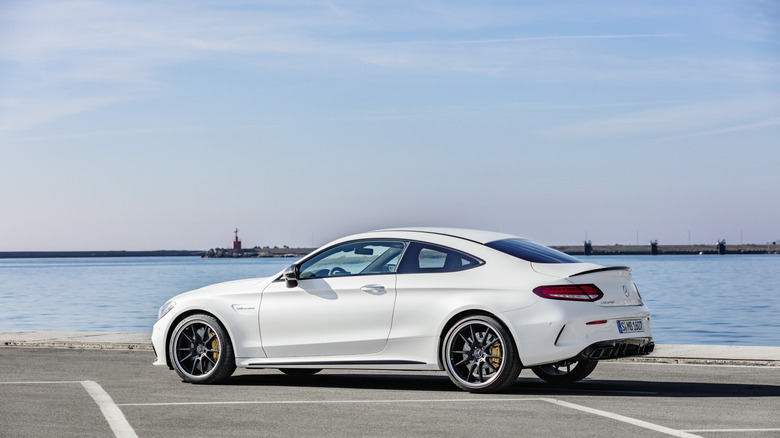 Heckaufnahme eines Mercedes-Benz C 63 S AMG Coupé 2019 in Weiß