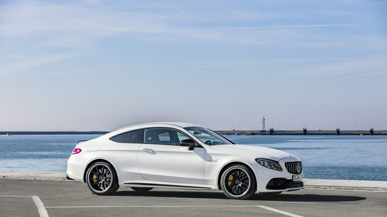 Frontaufnahme eines Mercedes-Benz C 63 S AMG Coupé 2019 in Weiß