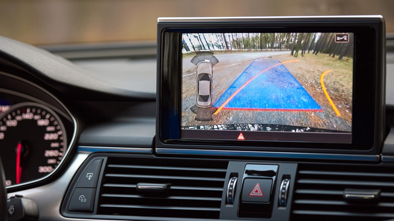 Die Rückfahrkamera eines Autos ist aus der Nähe zu sehen.