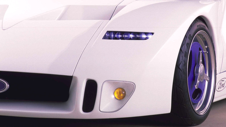 Die vordere linke Seite eines blassrosa Ford GT90