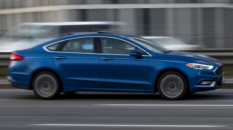 Ein blauer Ford Fusion fährt auf einer Autobahn