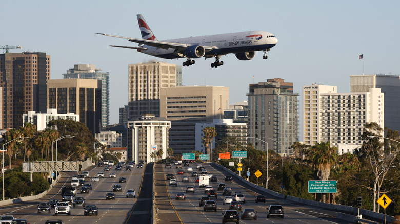 Ein Flugzeug landet in San Diego