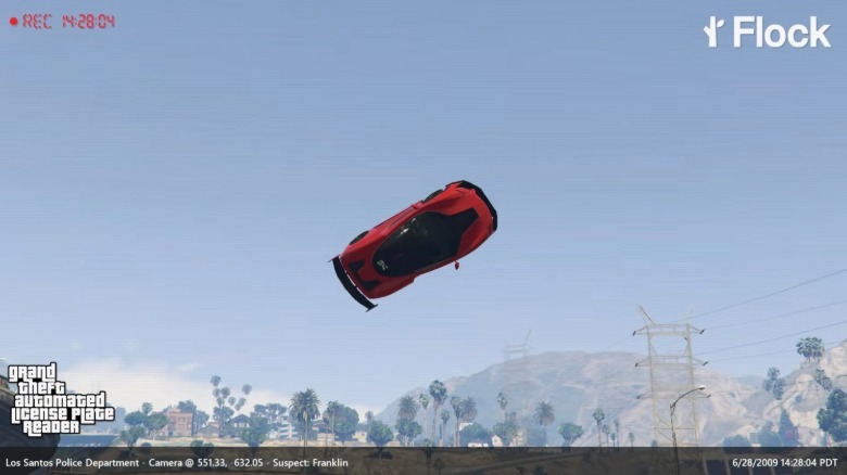 Screenshot aus Grand Theft Auto V eines Autos in der Luft, aufgenommen von einer simulierten Flock-Kamera