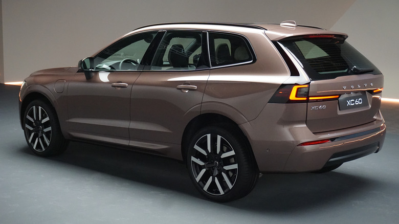 2028 Volvo XC60 T8 3/4-Rückansicht