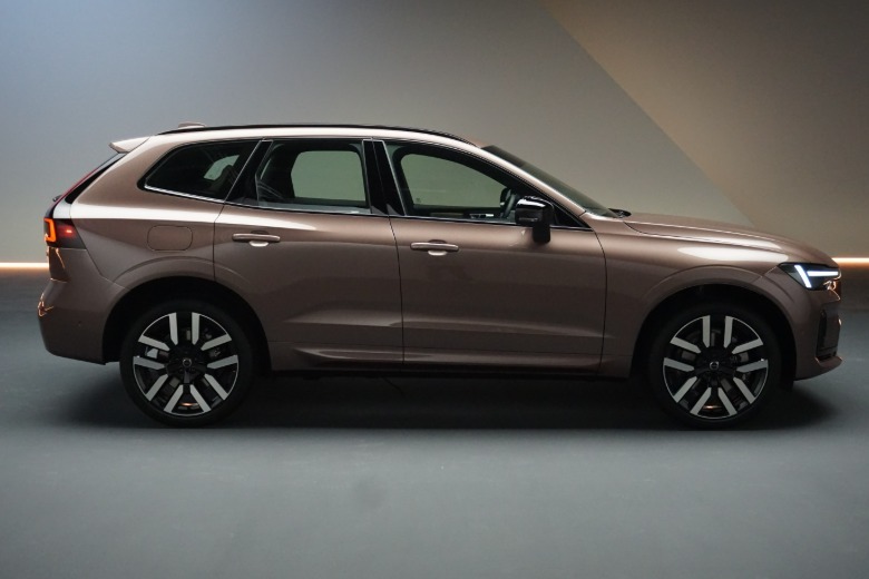 2028 Volvo XC60 T8 Seitenprofil