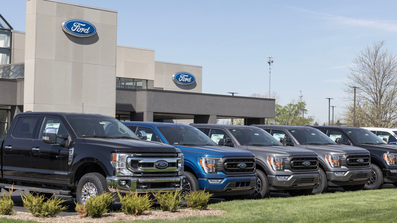 Zionsville – ca. April 2023: Ford F-250 und F-150 werden bei einem Händler ausgestellt. Die Pickups der Ford F-Serie sind die meistverkauften Lkw in den USA.