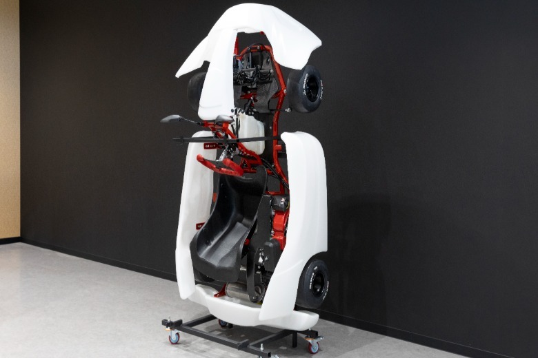 Ein Toyota GR Kart wird aufrecht gelagert
