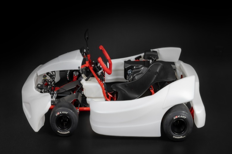 Das Seitenprofil eines weißen Toyota GR Kart