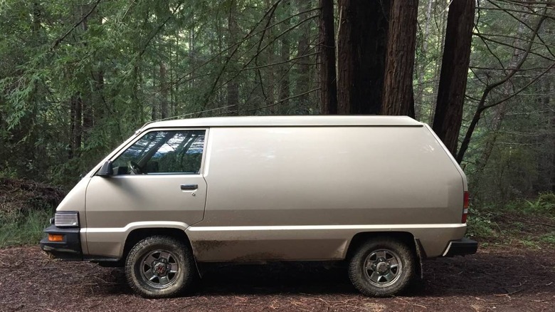 Bild auf der Fahrerseite des Toyota 4WD Cargo Van von 1987 im Wald