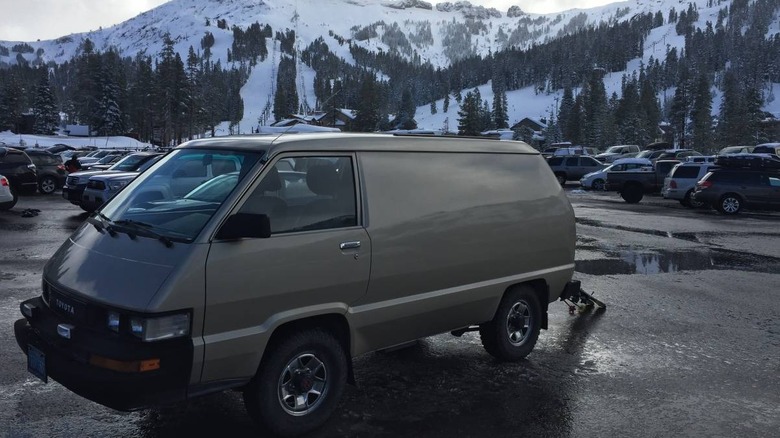 Dreiviertelansicht des Toyota 4WD Cargo Van von 1987 auf der Skipiste