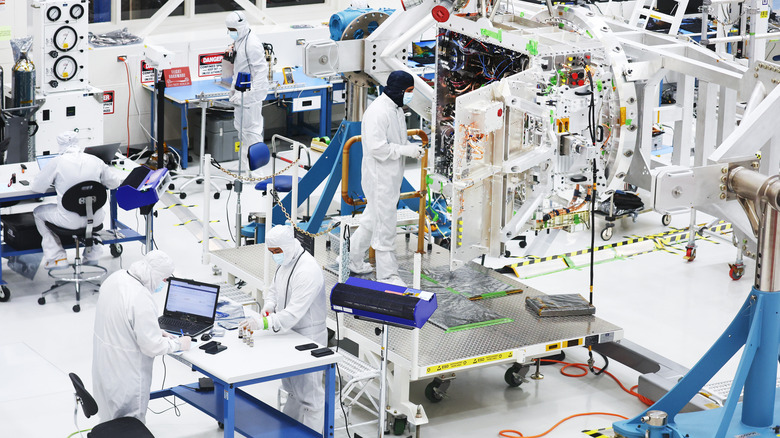 Ingenieure arbeiten 2023 in einer sterilisierten Kammer im Jet Propulsion Laboratory der NASA an der Raumsonde Europa Clipper