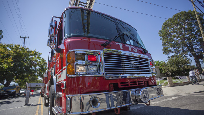 LKW-Parkplatz der Feuerwehr von Los Angeles im San Fernando Valley.