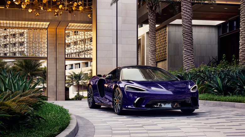 Ein lila McLaren GTS parkte vor einem Luxushotel.