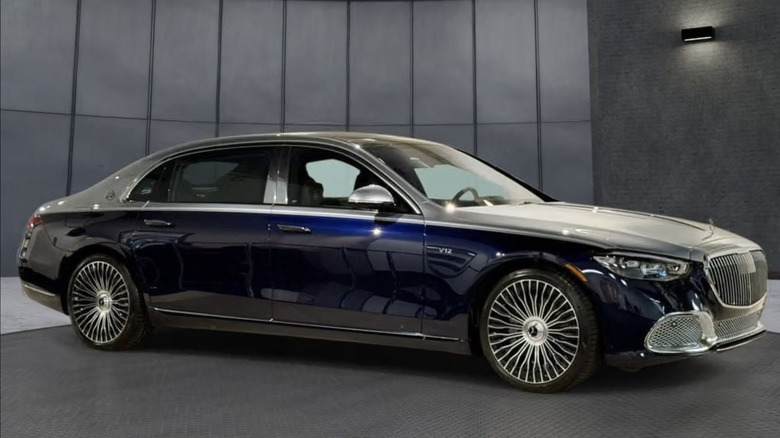 Darin parkte eine Mercedes-Maybach S-Klasse