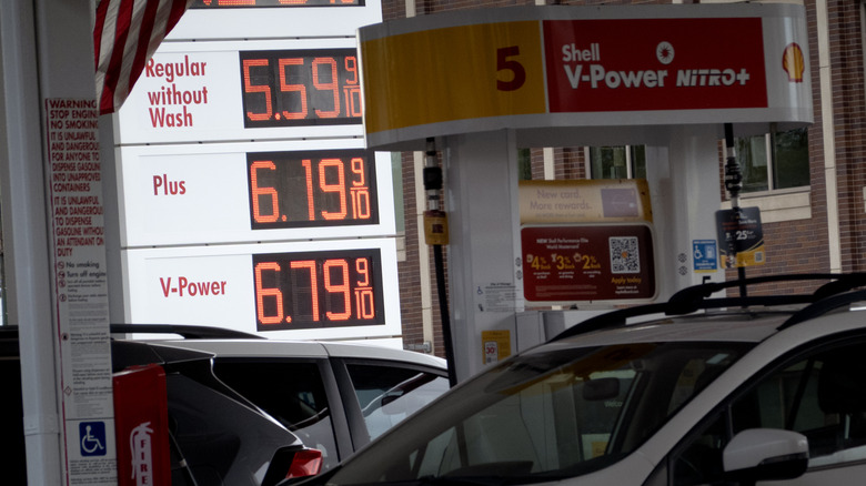 Ein Benzinpreisschild an einer Shell-Tankstelle in Chicago mit der Aufschrift 5,59 $ für Normalgas, 6,19 $ für Plusgas und 6,79 $ für Premiumgas.