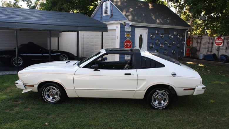 1978 Ford Mustang II Liftback, vollständiges Bild auf der Fahrerseite