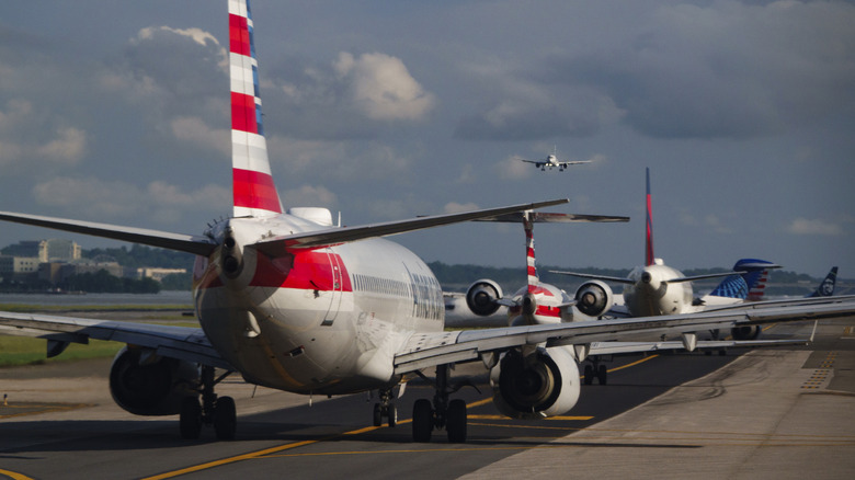 Eine Boeing 737 der American Airlines und andere Flugzeuge warten darauf, am 27. Mai 2026 vom Ronald Reagan Washington National Airport in Arlington, Virginia, abzufliegen.