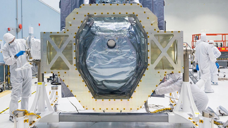 Das Wide Field Instrument für das Nancy Grace Roman Space Telescope der NASA kommt im großen Reinraum des Goddard Space Flight Center der NASA an