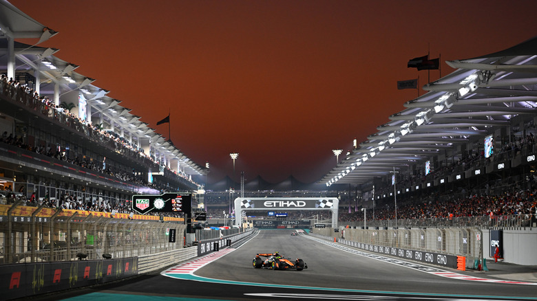 Lando Norris aus Großbritannien fährt den (4) McLaren MCL39 Mercedes auf der Strecke während des F1 Grand Prix von Abu Dhabi auf dem Yas Marina Circuit am 7. Dezember 2025 in Abu Dhabi, Vereinigte Arabische Emirate.