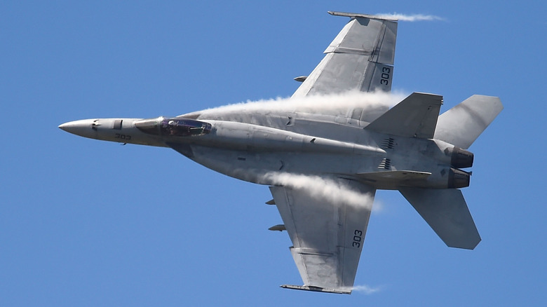 Eine F/A 18E Super Hornet des Jagdgeschwaders VFA-115 der United States Navy führt am 6. April 2016 einen Bombenangriff in Townsville, Australien, durch. Die Übung Black Dagger ist eine Feldübung, die vom 1. bis 15. April auf dem RAAF-Stützpunkt Townsville und dem umliegenden Luftraum stattfindet.