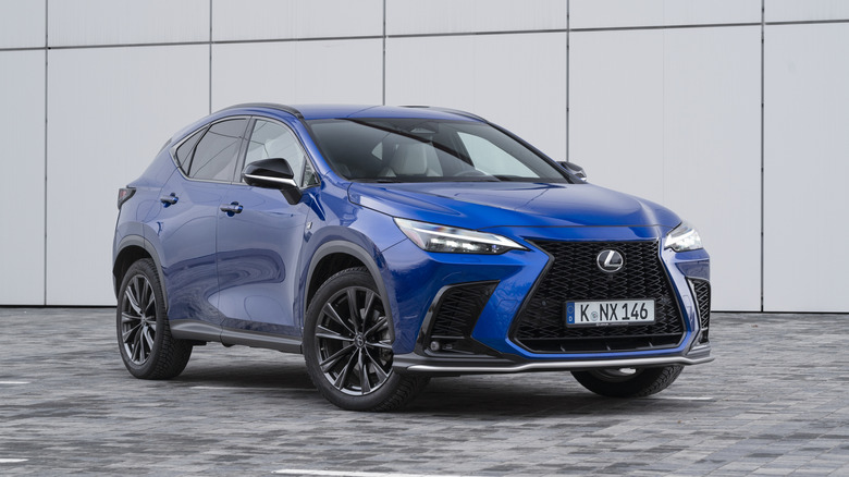 Lexus NX in Blau