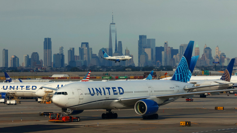 Ein Flugzeug der United Airlines landet am 8. August 2026 auf dem Newark Liberty International Airport vor der Skyline von Lower Manhattan und dem One World Trade Center, von Newark, New Jersey aus gesehen.