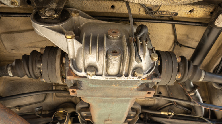Unterwagenansicht eines BMW E30 Differenzials