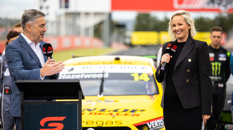 Neil Crompton Supercars-Kommentator spricht mit Jessica Yates-Moderatorin für Fox Sports Australia während des Starts der Supercars-Saison 2021 am Mount Panorama am 24. Februar 2021 in Bathurst, Australien.