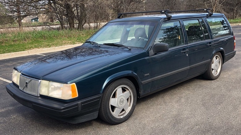 Vordere 3/4-Ansicht eines grünen Volvo 940 Turbo Kombis aus dem Jahr 1994