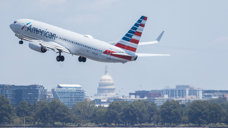Der Flug der American Airlines startet über Washington, D.C. am Ronald Reagan Washington National Airport.